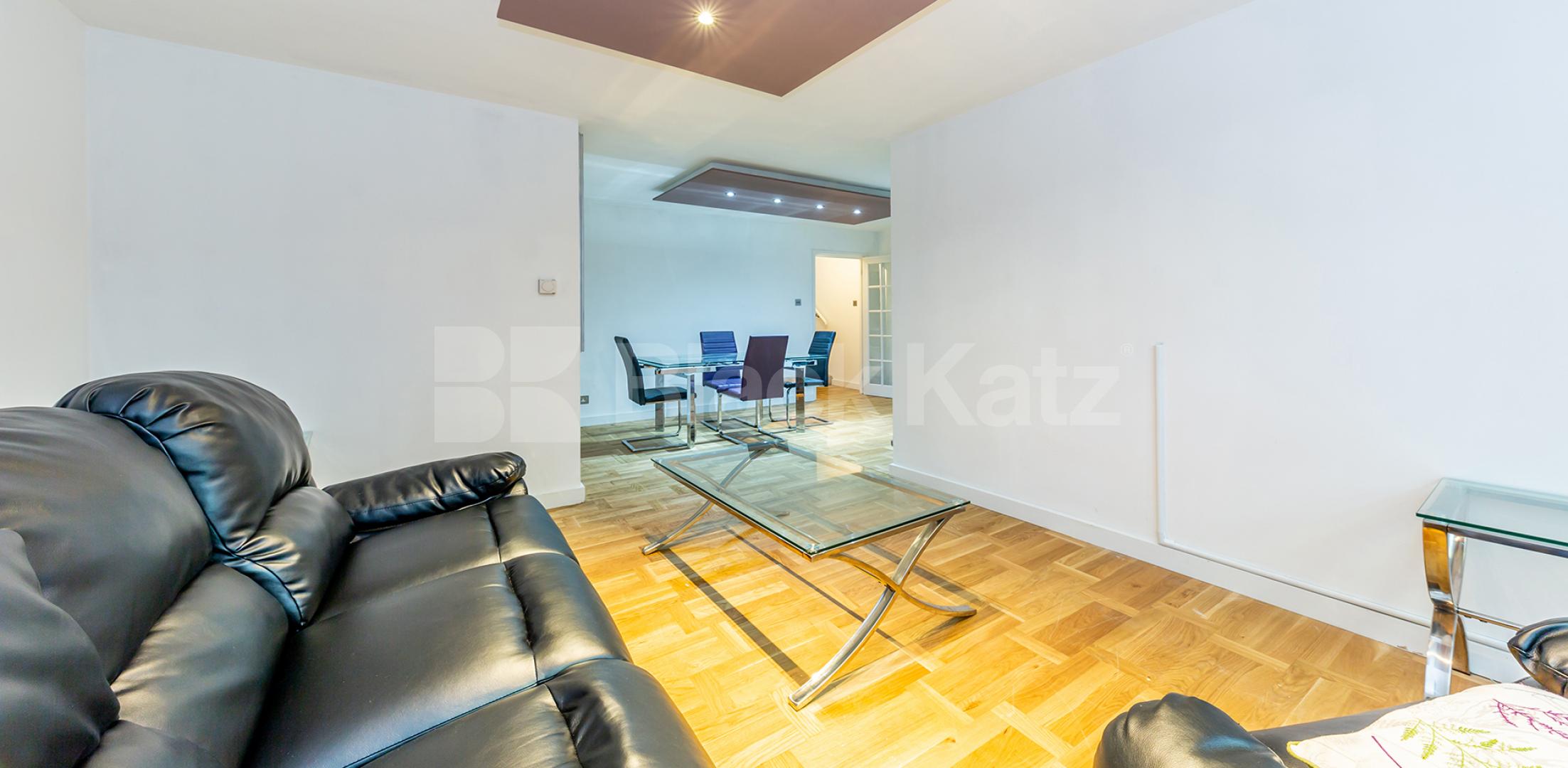 			STUNNING TWO BED!, 2 Bedroom, 1 bath, 1 reception Flat			 Queens Gardens, LANCASTER GATE